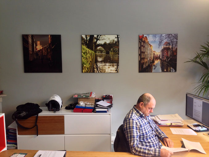 drie foto's kees wennekendonk bij bernhard tomlow kantoor